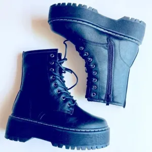 🖤 Black Faux Leather Platform Lace Up Boots Size 6