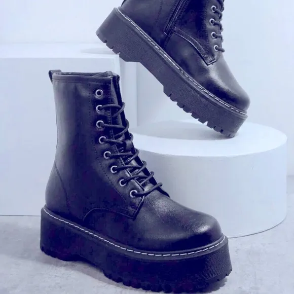🖤 Black Faux Leather Platform Lace Up Boots Size 6