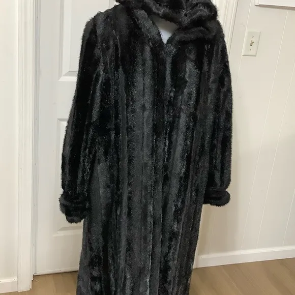 💎 Fabulous Furs by Donna Salyer’s Vintage full length faux fur coat . Size L 💄