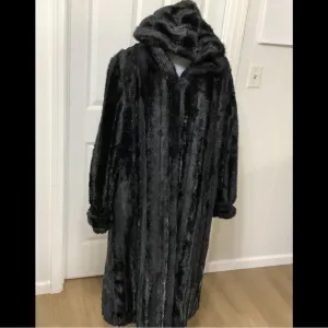 💎 Fabulous Furs by Donna Salyer’s Vintage full length faux fur coat . Size L 💄