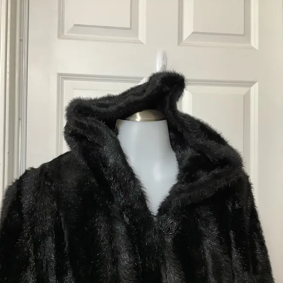💎 Fabulous Furs by Donna Salyer’s Vintage full length faux fur coat . Size L 💄