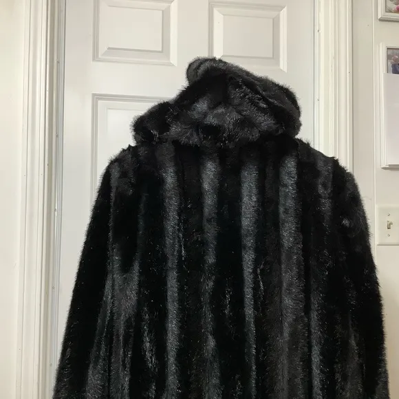 💎 Fabulous Furs by Donna Salyer’s Vintage full length faux fur coat . Size L 💄