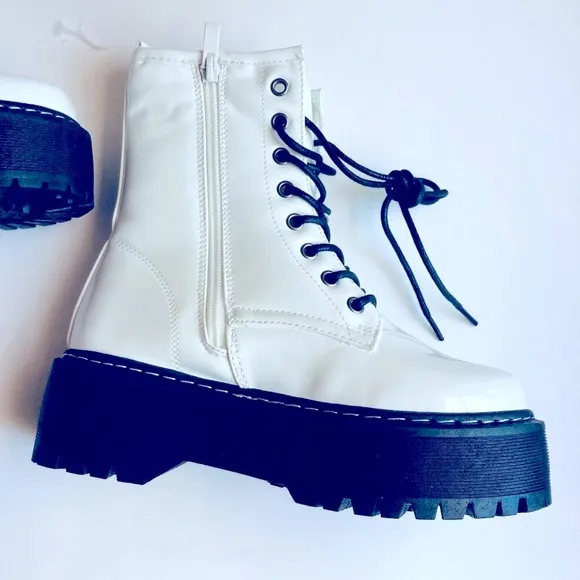 🖤 White Faux Leather Platform Lace Up Boots Size 6