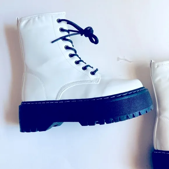 🖤 White Faux Leather Platform Lace Up Boots Size 6