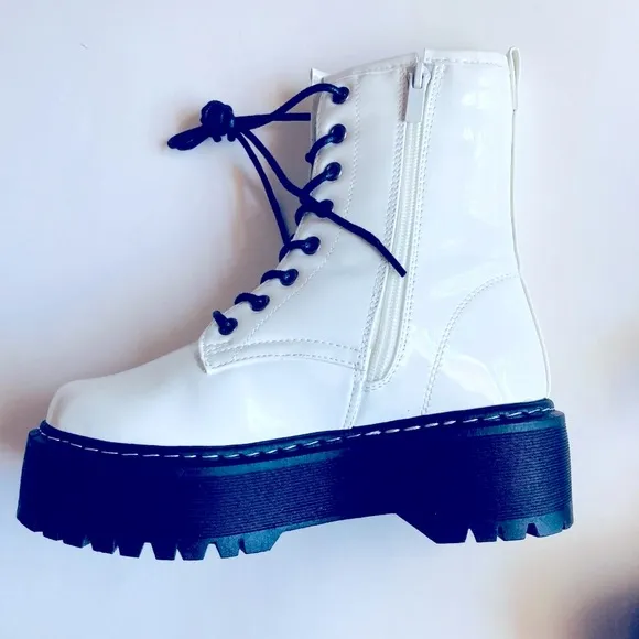 🖤 White Faux Leather Platform Lace Up Boots Size 6