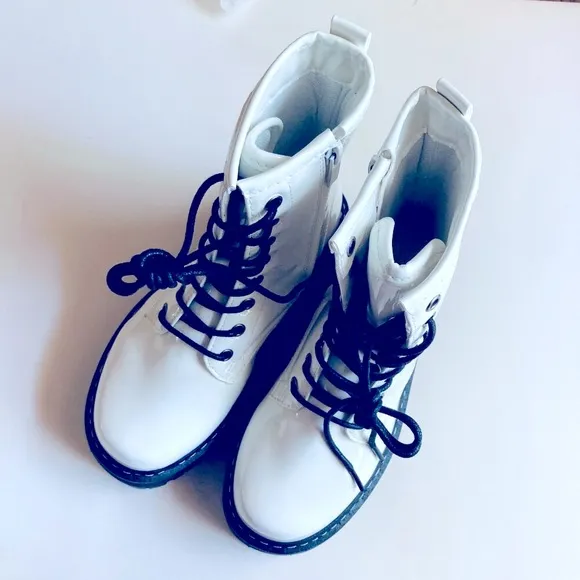 🖤 White Faux Leather Platform Lace Up Boots Size 6