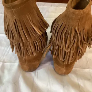 2 Layer Fringe Boot (Pre-Owned) Color: Brown