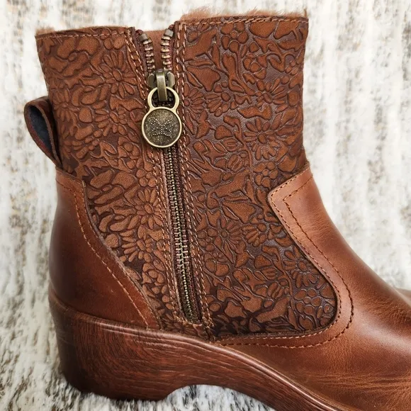 Alegria &quot;Scarlett&quot; Tawny Brown Embossed Leather Ankle Boots | Women’s Size 9