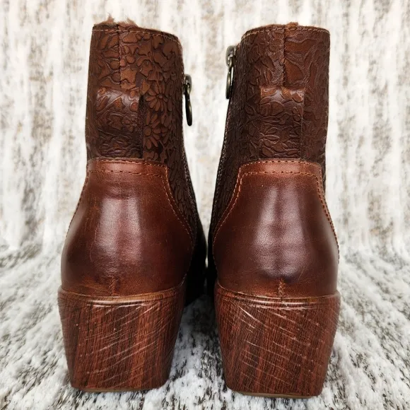 Alegria &quot;Scarlett&quot; Tawny Brown Embossed Leather Ankle Boots | Women’s Size 9