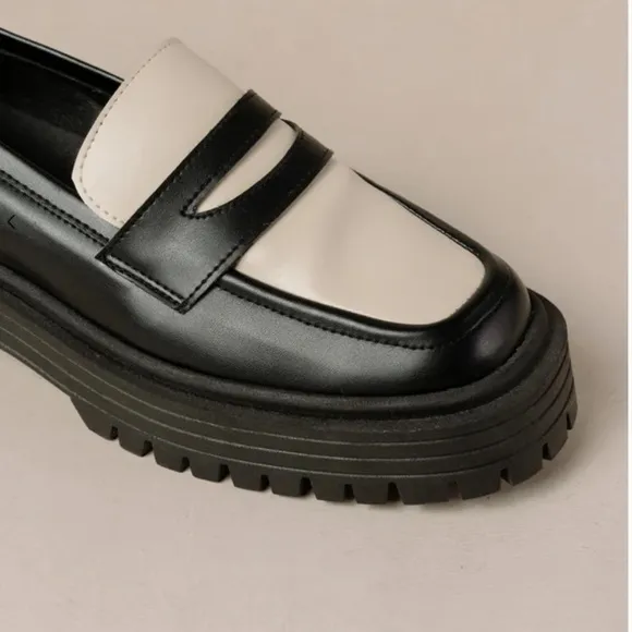 Alohas Mask Bicolor Black Vegan Leather Loafers Size 39 | Black &amp; White /Cream