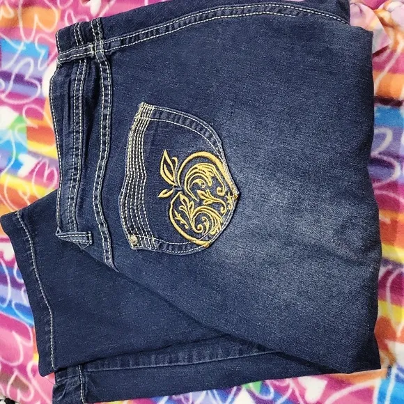 Apple Bottom Capri Jeans