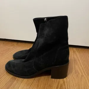 Aquatalia Black suede leather chunk heel ankle boots size US 9.5