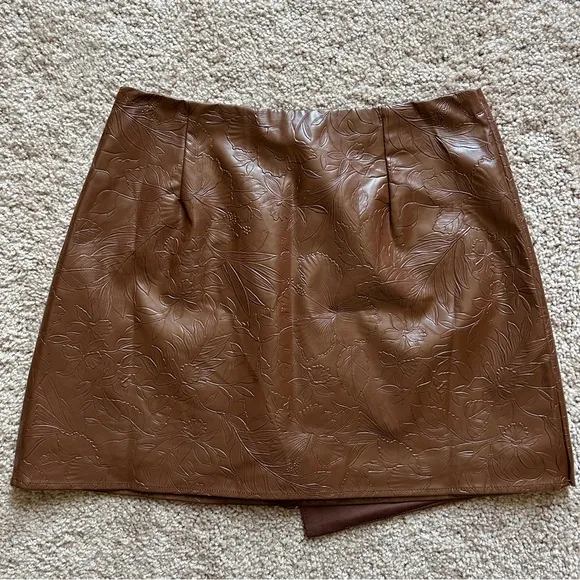 Avara Parker Chocolate Brown Faux Leather Floral Embossed Wrap Mini Skort NWT M