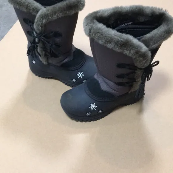 Baffin Cadee Youth Snowflake Design snow winter Boots side tarsels size 12