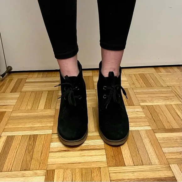 Barneys New York Suede Lace Up Ankle Boots Size 9