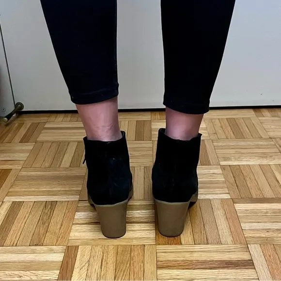 Barneys New York Suede Lace Up Ankle Boots Size 9