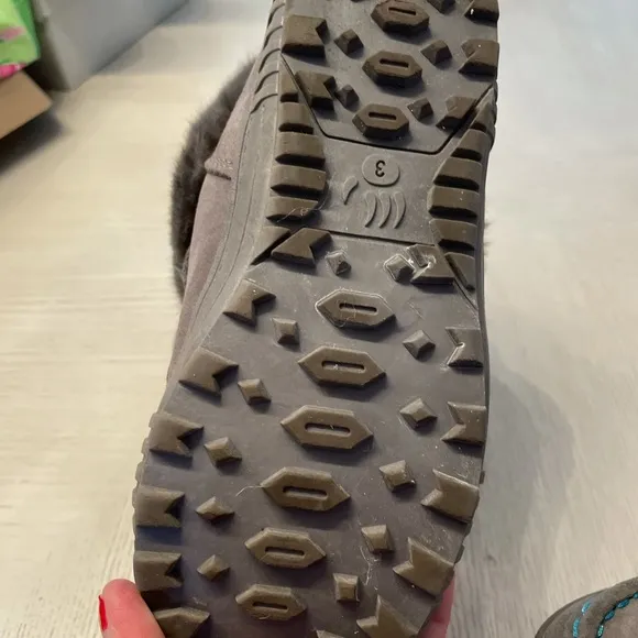 Bearpaw Furry Boots Kids Sz 3