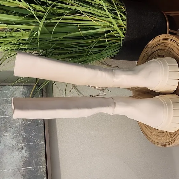 Bershka Cream Knee-High Lug Boots Women's Size 6(US) 37(EU)