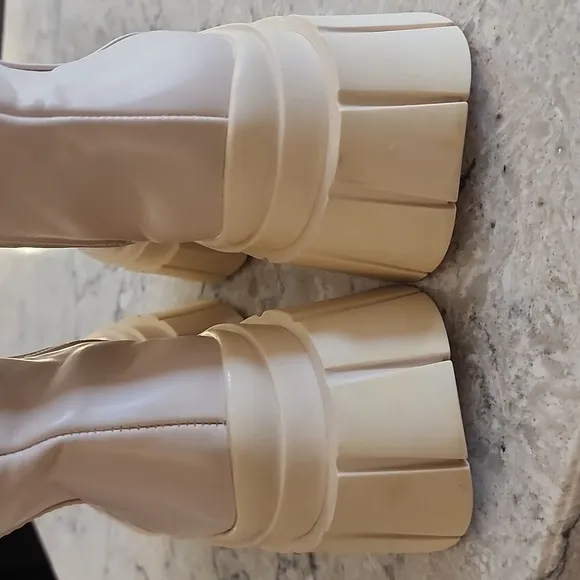 Bershka Cream Knee-High Lug Boots Women's Size 6(US) 37(EU)