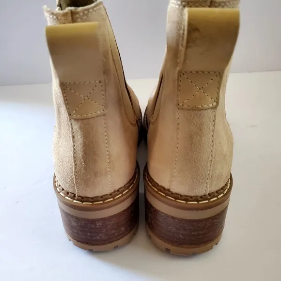 Bertuchi Suede Lug Sole Chelsea Boots Size 7.5