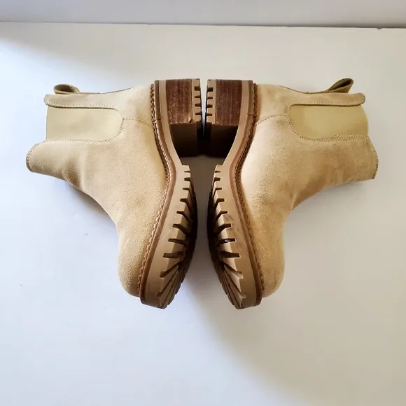 Bertuchi Suede Lug Sole Chelsea Boots Size 7.5