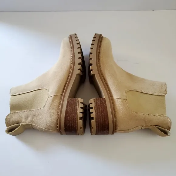 Bertuchi Suede Lug Sole Chelsea Boots Size 7.5