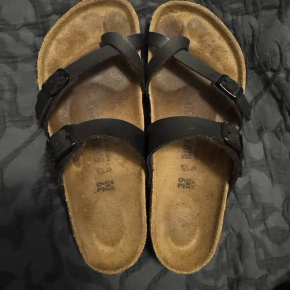 Birkenstock Sandals..like new.. great condition ! Size 39( women’s 8 -8.5)