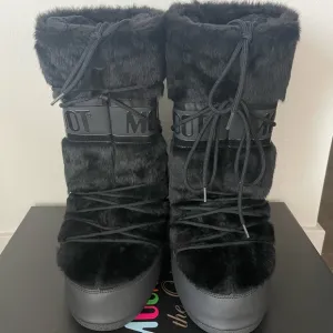 Black Faux Fur Moon Boots