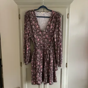 BODEN V-Neck Tiered Mini Jersey Dress | Popcorn, Floral Tapestry | US Size 14