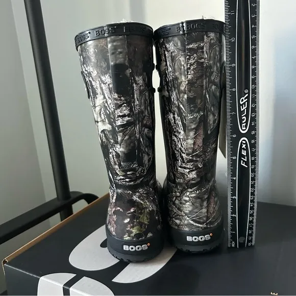 BOGS Bloom kids rubber boots plush lining with handle in mossy oaks size 2 NEW