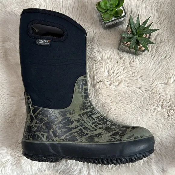BOGS Winter Boots Waterproof Green Black Size Youth 6 / EU 39