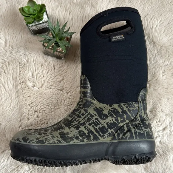 BOGS Winter Boots Waterproof Green Black Size Youth 6 / EU 39