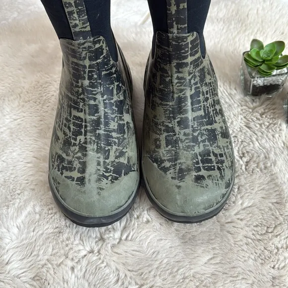 BOGS Winter Boots Waterproof Green Black Size Youth 6 / EU 39