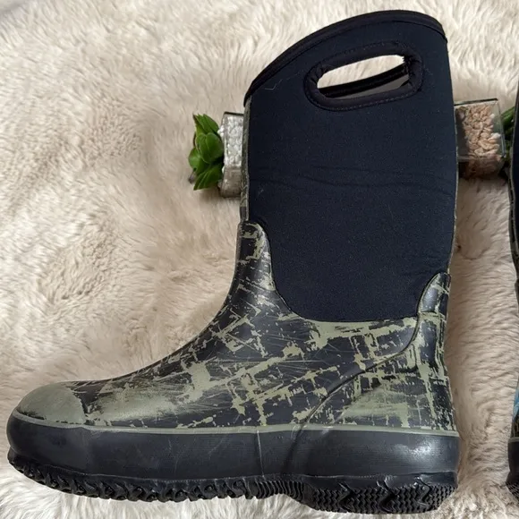 BOGS Winter Boots Waterproof Green Black Size Youth 6 / EU 39