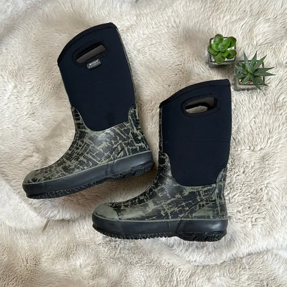 BOGS Winter Boots Waterproof Green Black Size Youth 6 / EU 39