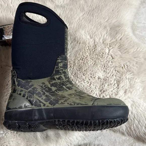 BOGS Winter Boots Waterproof Green Black Size Youth 6 / EU 39