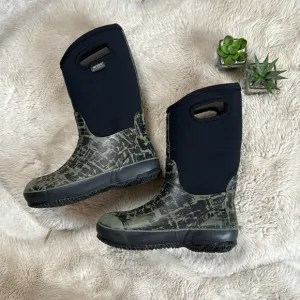 BOGS Winter Boots Waterproof Green Black Size Youth 6 / EU 39