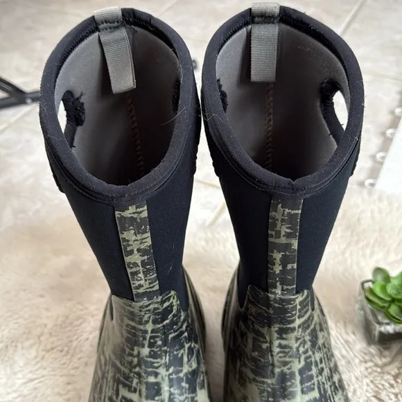 BOGS Winter Boots Waterproof Green Black Size Youth 6 / EU 39
