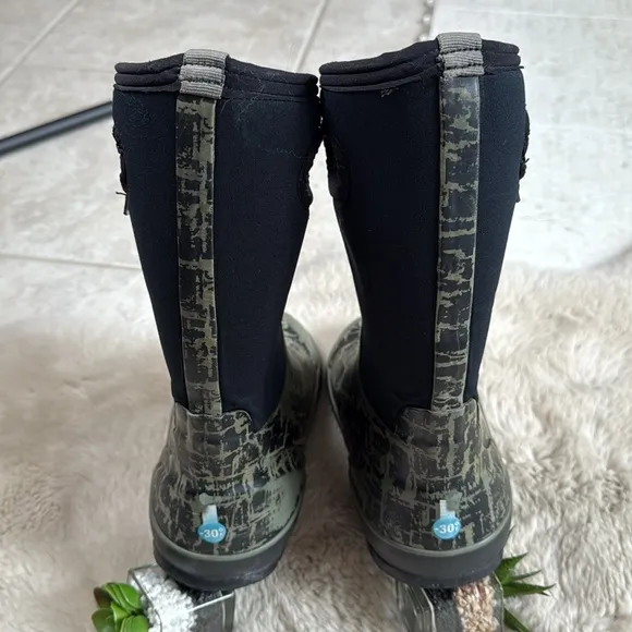 BOGS Winter Boots Waterproof Green Black Size Youth 6 / EU 39