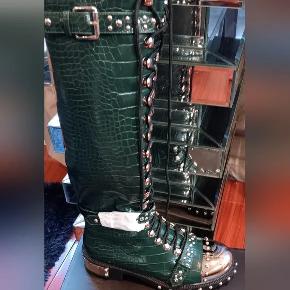 Boots❤️ ON SALE FOR 3HRS. 9PM-12AM TONIGHT! 2/25 $75 BACK TO REG. PRICE AFTER❤️