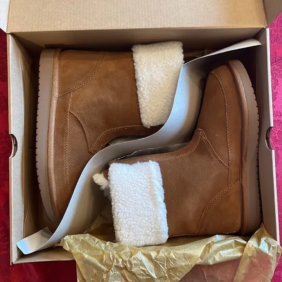 Brand New Koolaburra by UGG Lytta Winter Short Chestnut Sherpa Suede Boots