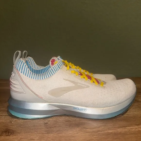 Brooks Levitate 2 Women's White Red Trail Running Shoes Sneakers Sz 9