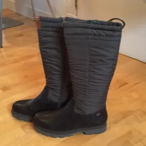 Camper insulated lug sole rain snow boots! Only worn once!