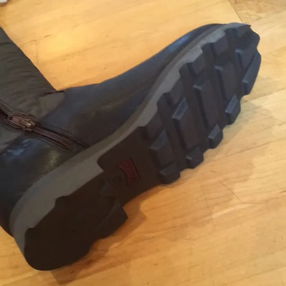 Camper insulated lug sole rain snow boots! Only worn once!