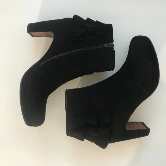 Chie Mihara Paxa Black Suede Platform Boots Size 38/8 Ruffle Back Made in Spain