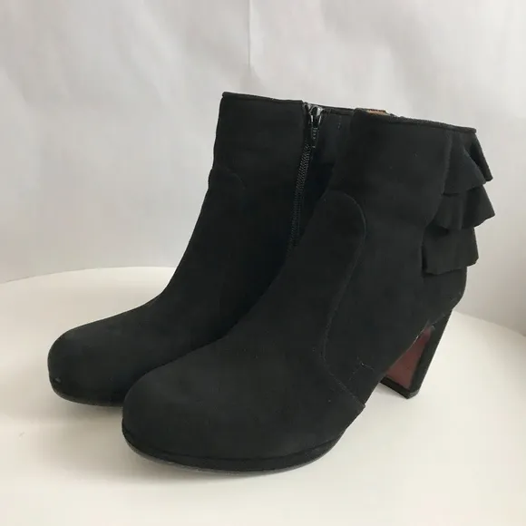 Chie Mihara Paxa Black Suede Platform Boots Size 38/8 Ruffle Back Made in Spain