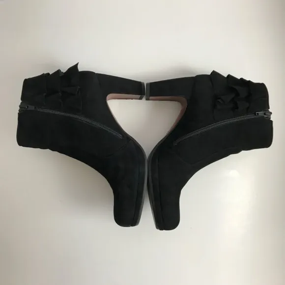 Chie Mihara Paxa Black Suede Platform Boots Size 38/8 Ruffle Back Made in Spain