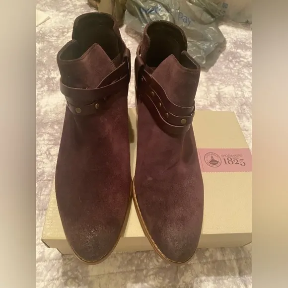 CLARKS Breccan Shine Suede Aubergine Boots 9