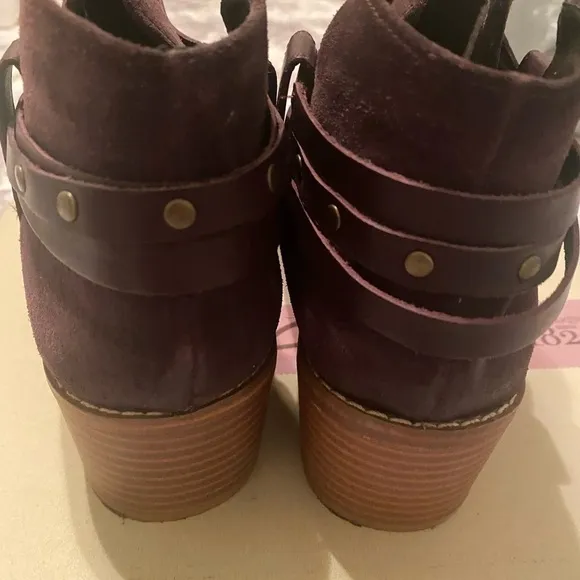 CLARKS Breccan Shine Suede Aubergine Boots 9