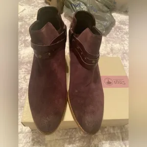 CLARKS Breccan Shine Suede Aubergine Boots 9
